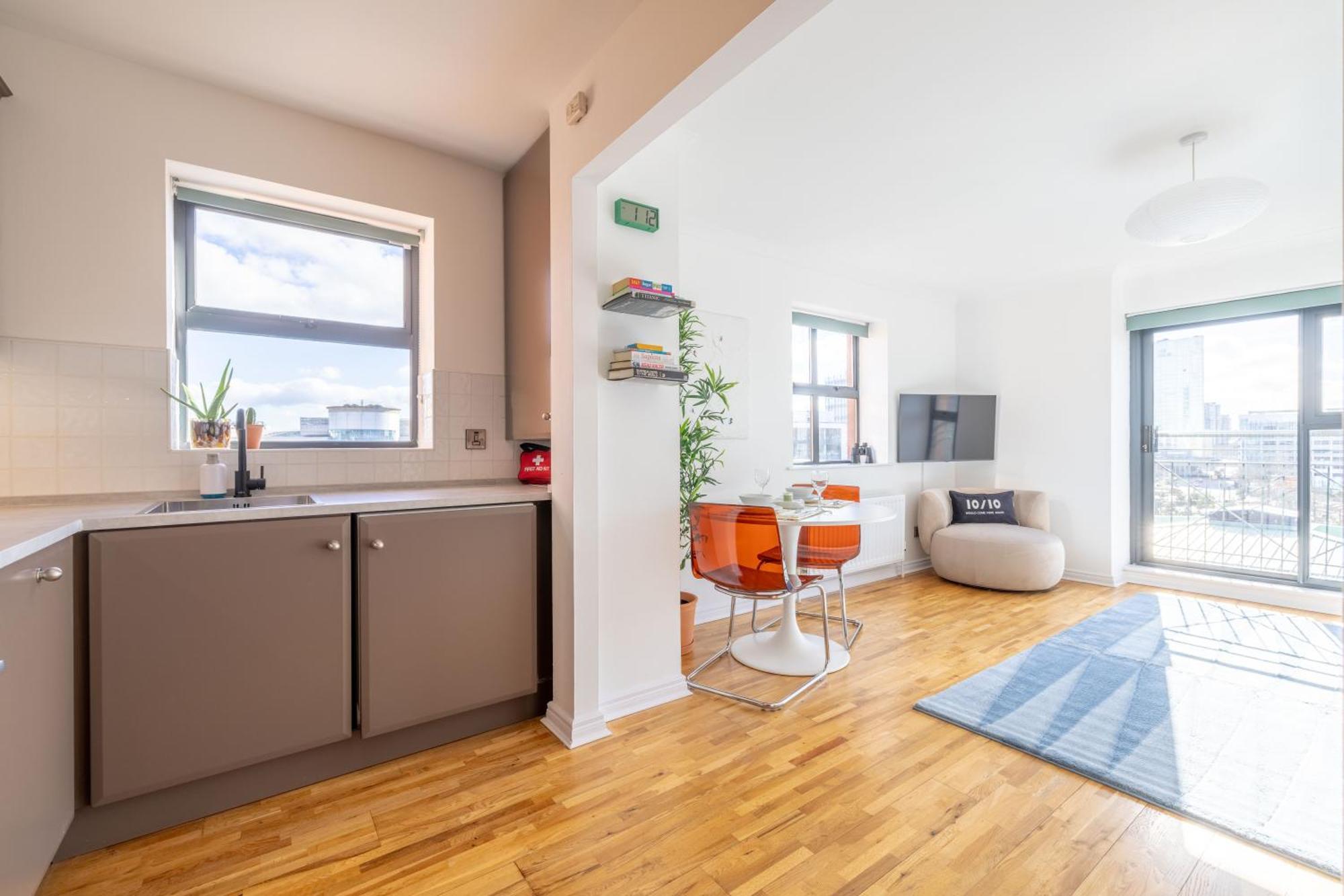 Centre 1br With Free Parking Apartment *